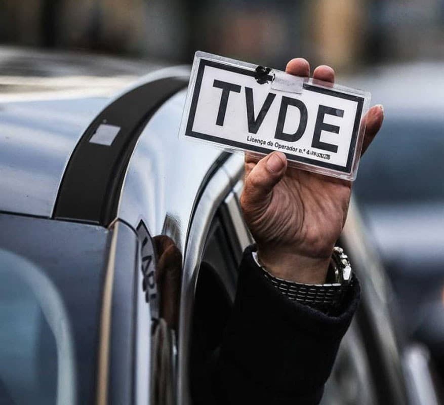 Condutor TVDE com carro elétrico em Lisboa